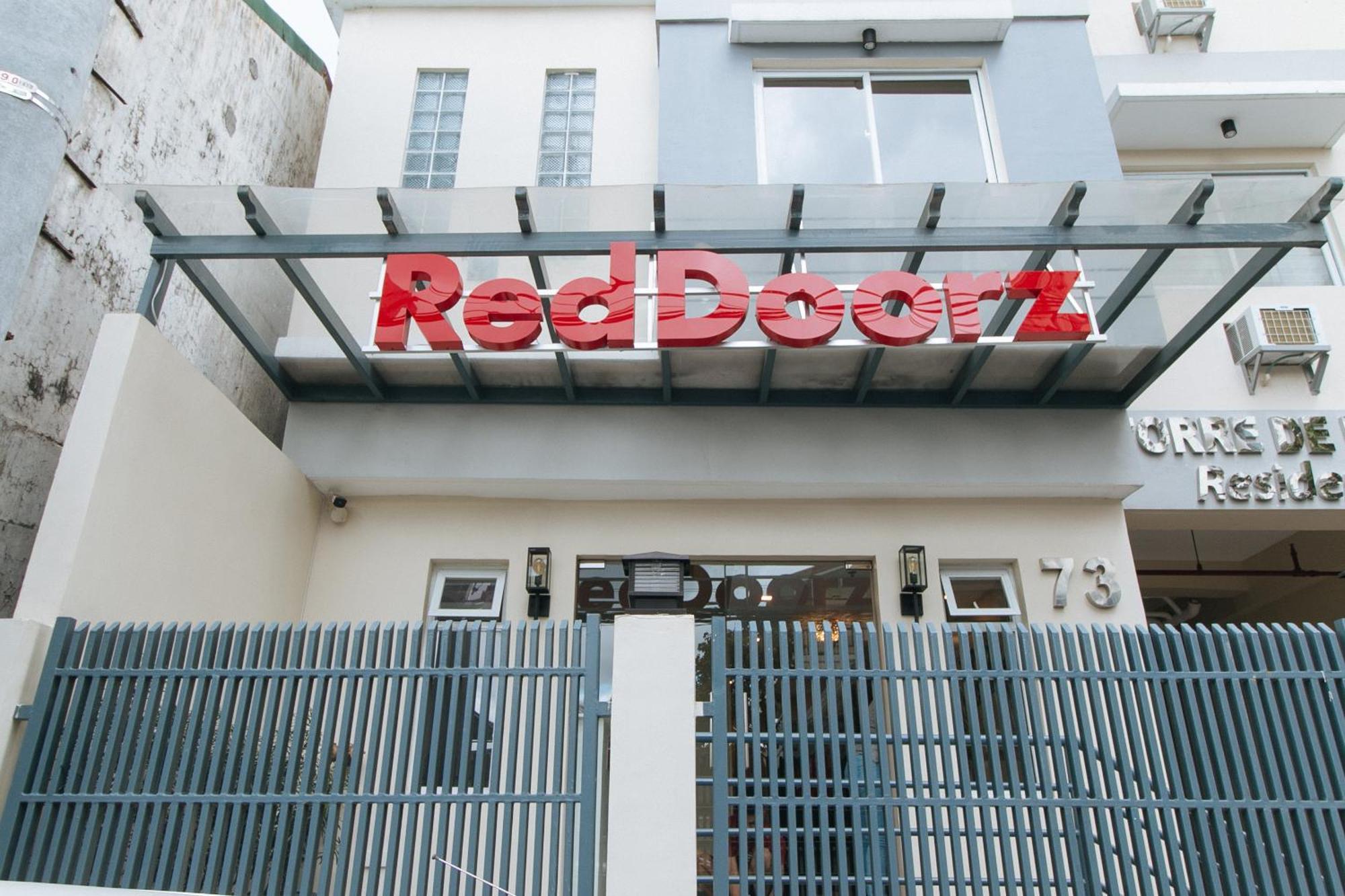 Reddoorz Plus @ Torre De Manuel Residences 1 Quezón by Eksteriør bilde